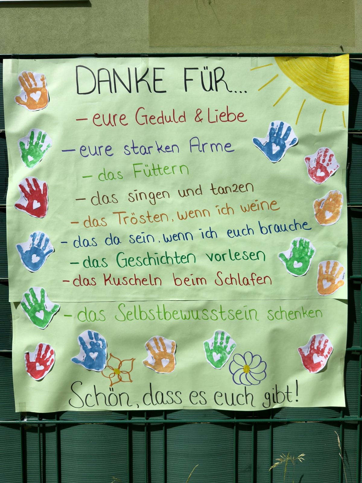 Plakat mit bunten Handabdrücken und dem Dank Schön, dass es euch gibt