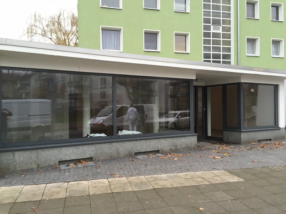 Gruppenraum der KITA in Ricklingen mit Kletterelementen, einer Höhle und einer Spielecke
